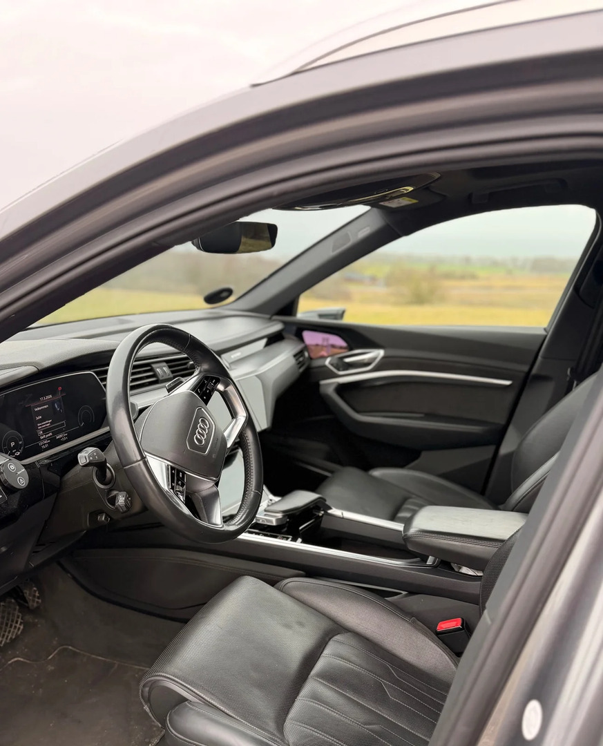 Grå Audi e-tron fra 2020