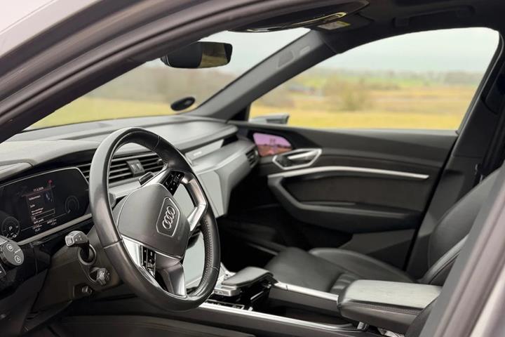 Grå Audi e-tron fra 2020