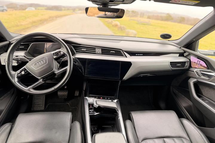 Grå Audi e-tron fra 2020
