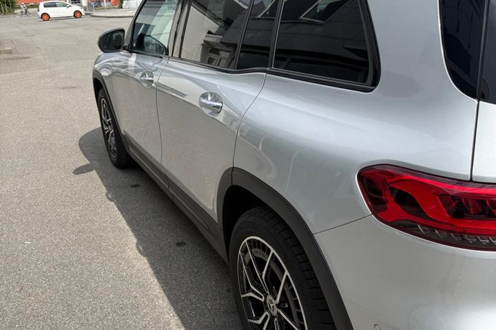 Sort Mercedes EQB300 fra 2022
