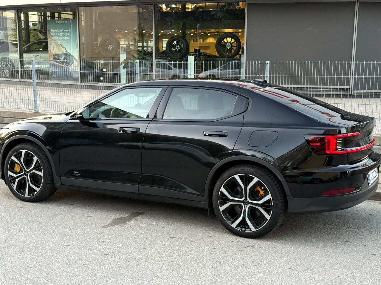 Sort Polestar 2 fra 2023