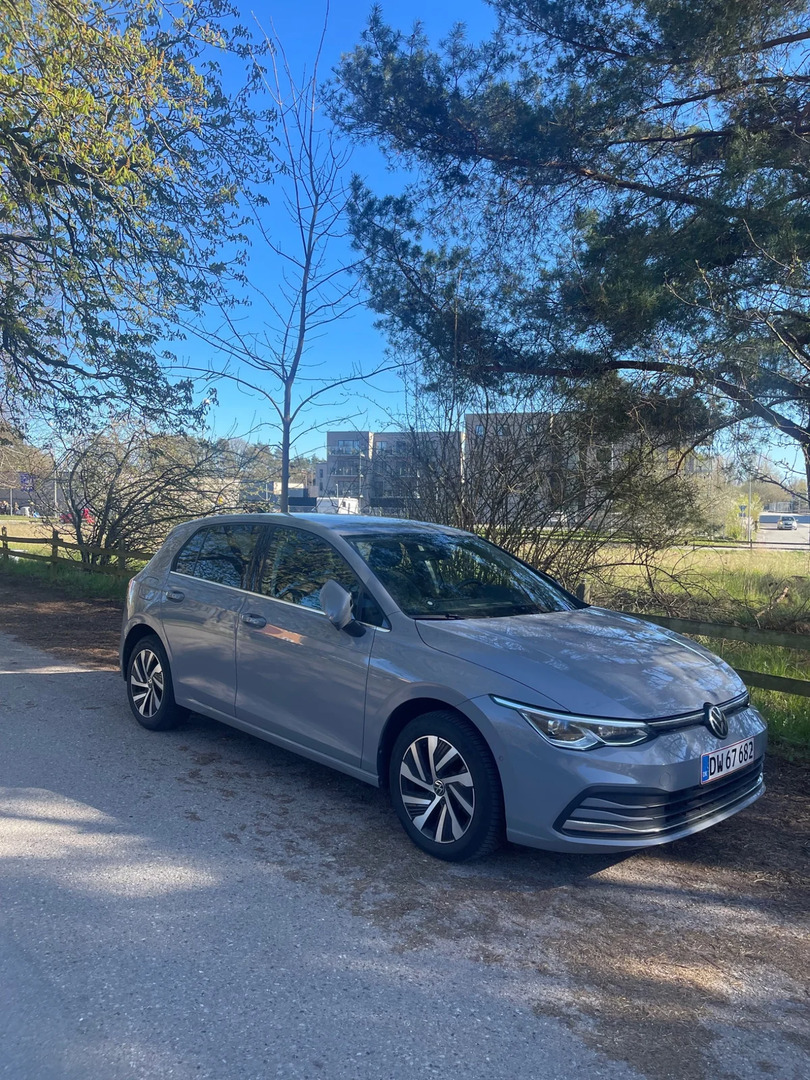 Grå VW Golf VIII fra 2020