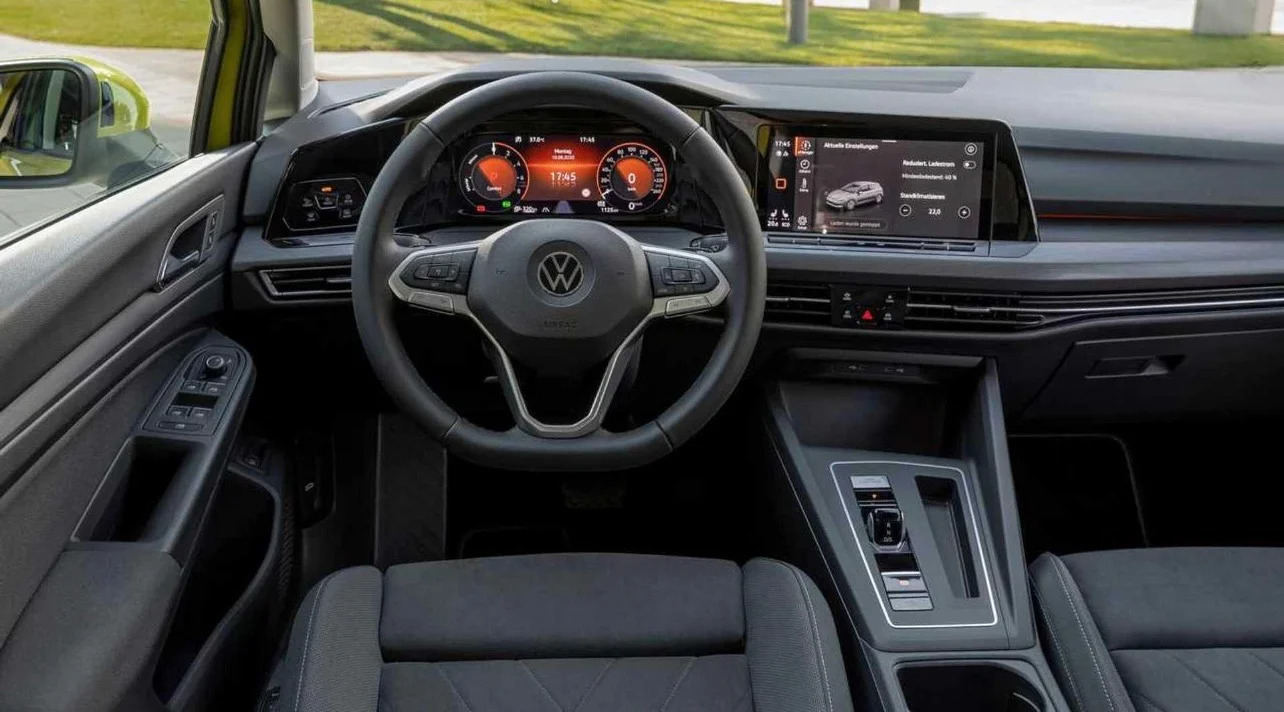 Grå VW Golf VIII fra 2020