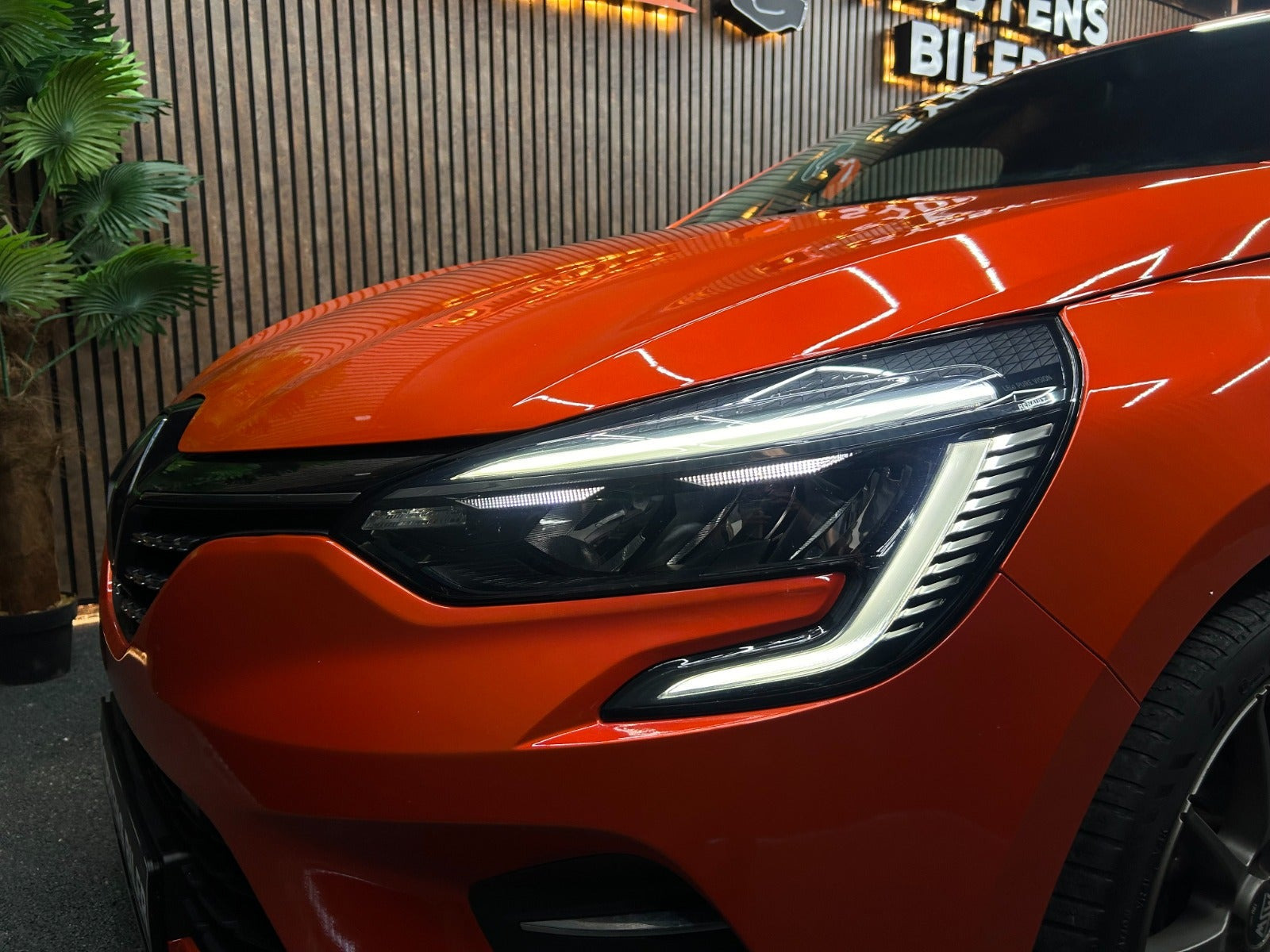 Orange Renault Clio V fra 2021