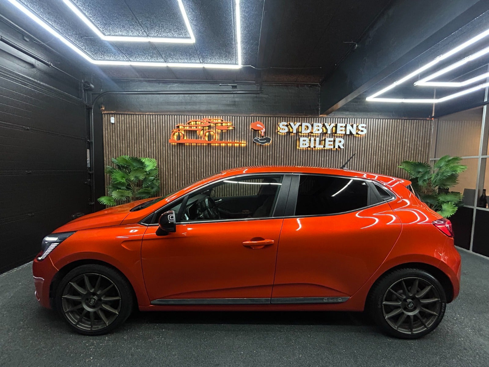 Orange Renault Clio V fra 2021
