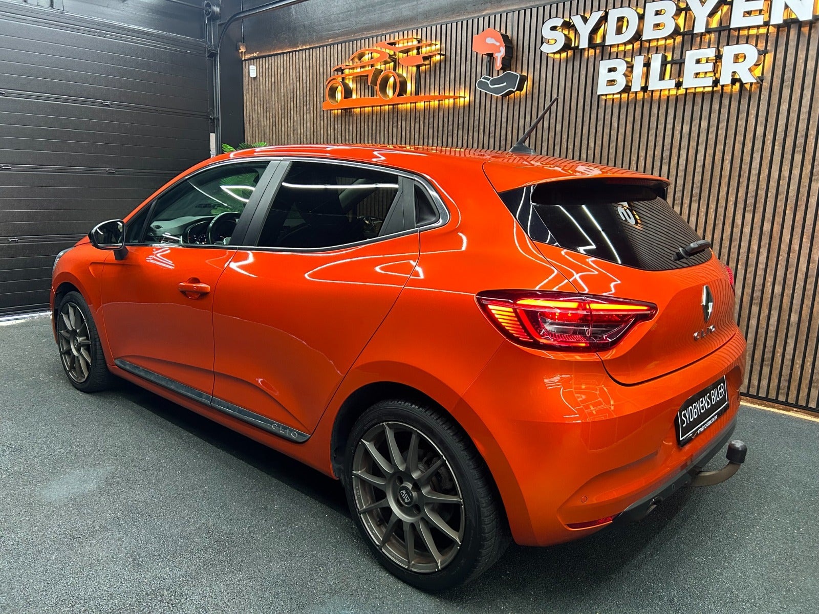Orange Renault Clio V fra 2021