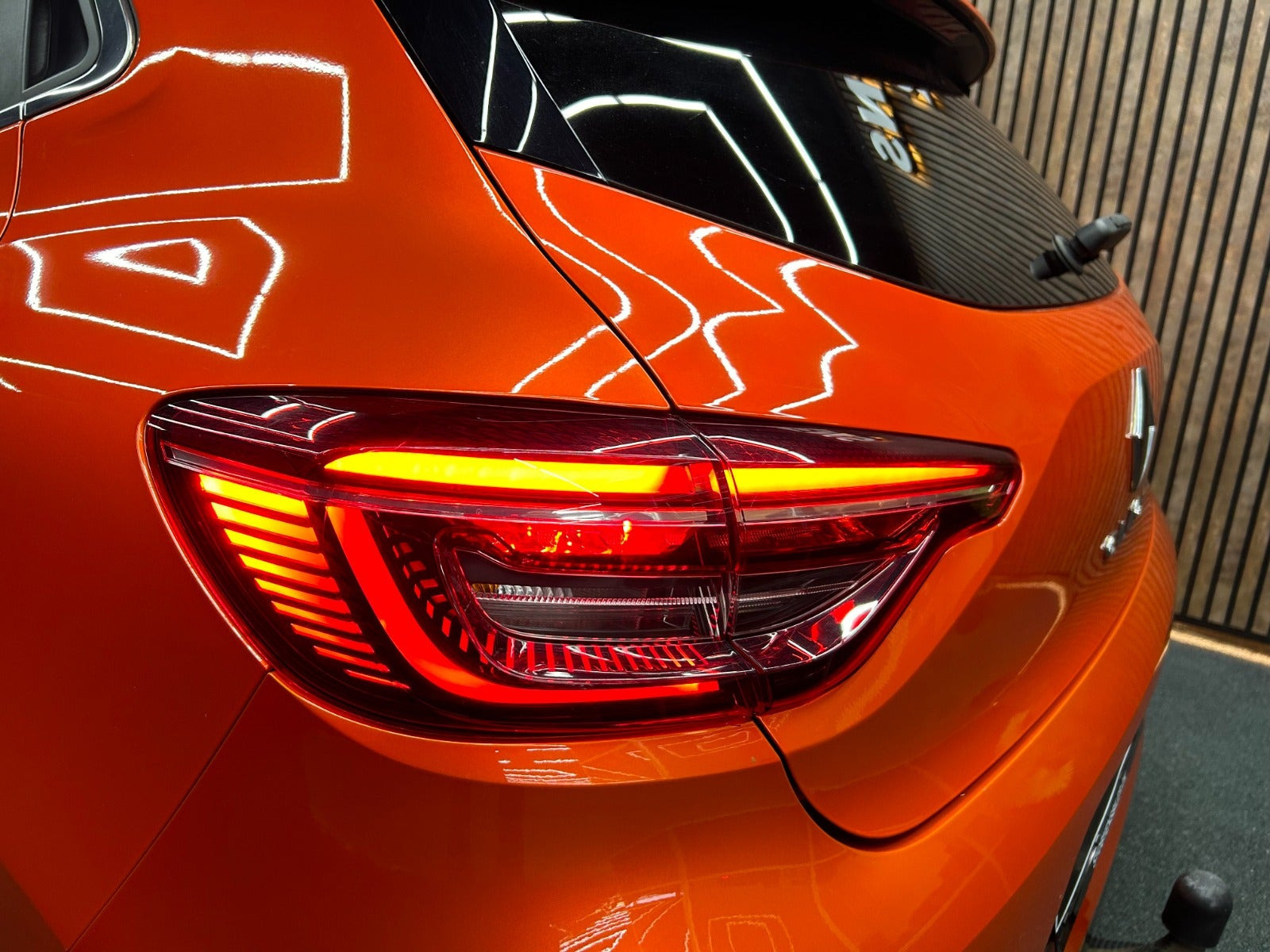 Orange Renault Clio V fra 2021