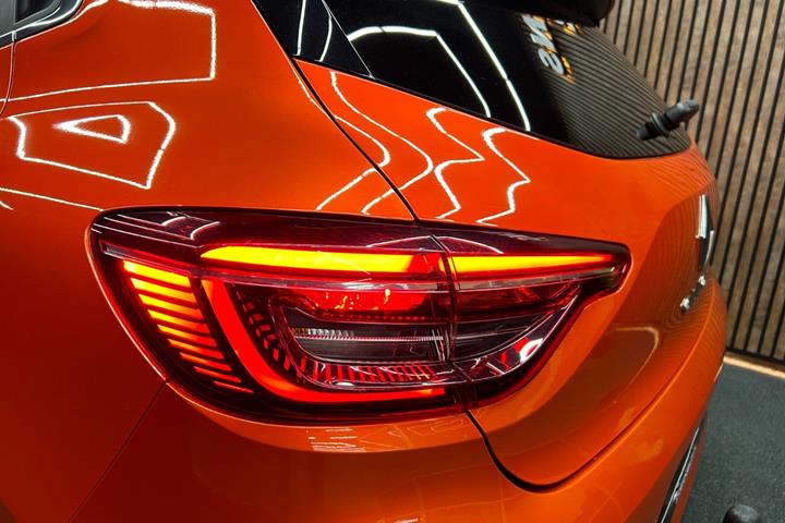 Orange Renault Clio V fra 2021