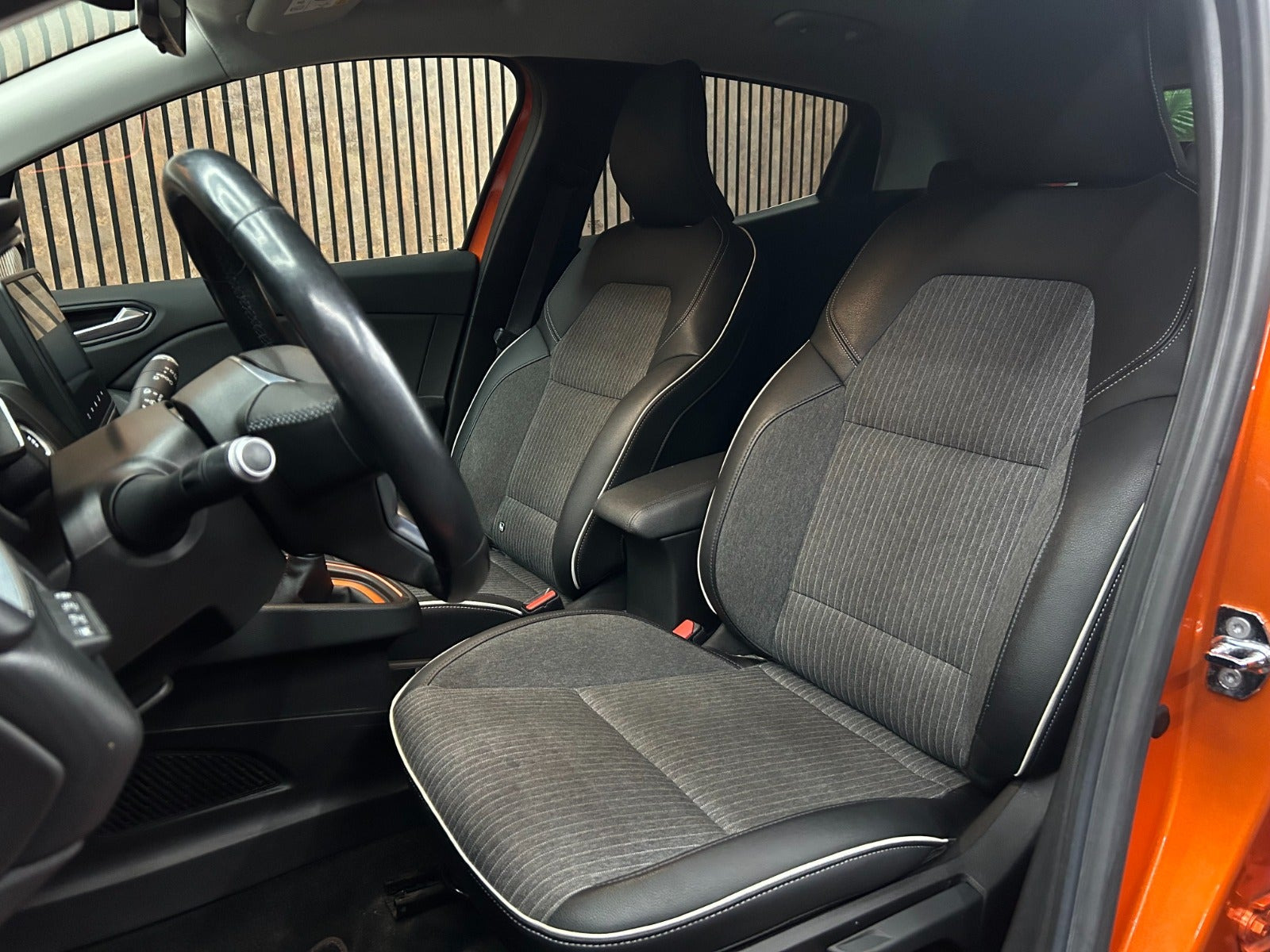 Orange Renault Clio V fra 2021