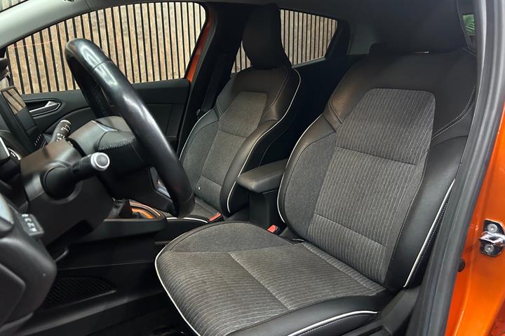 Orange Renault Clio V fra 2021