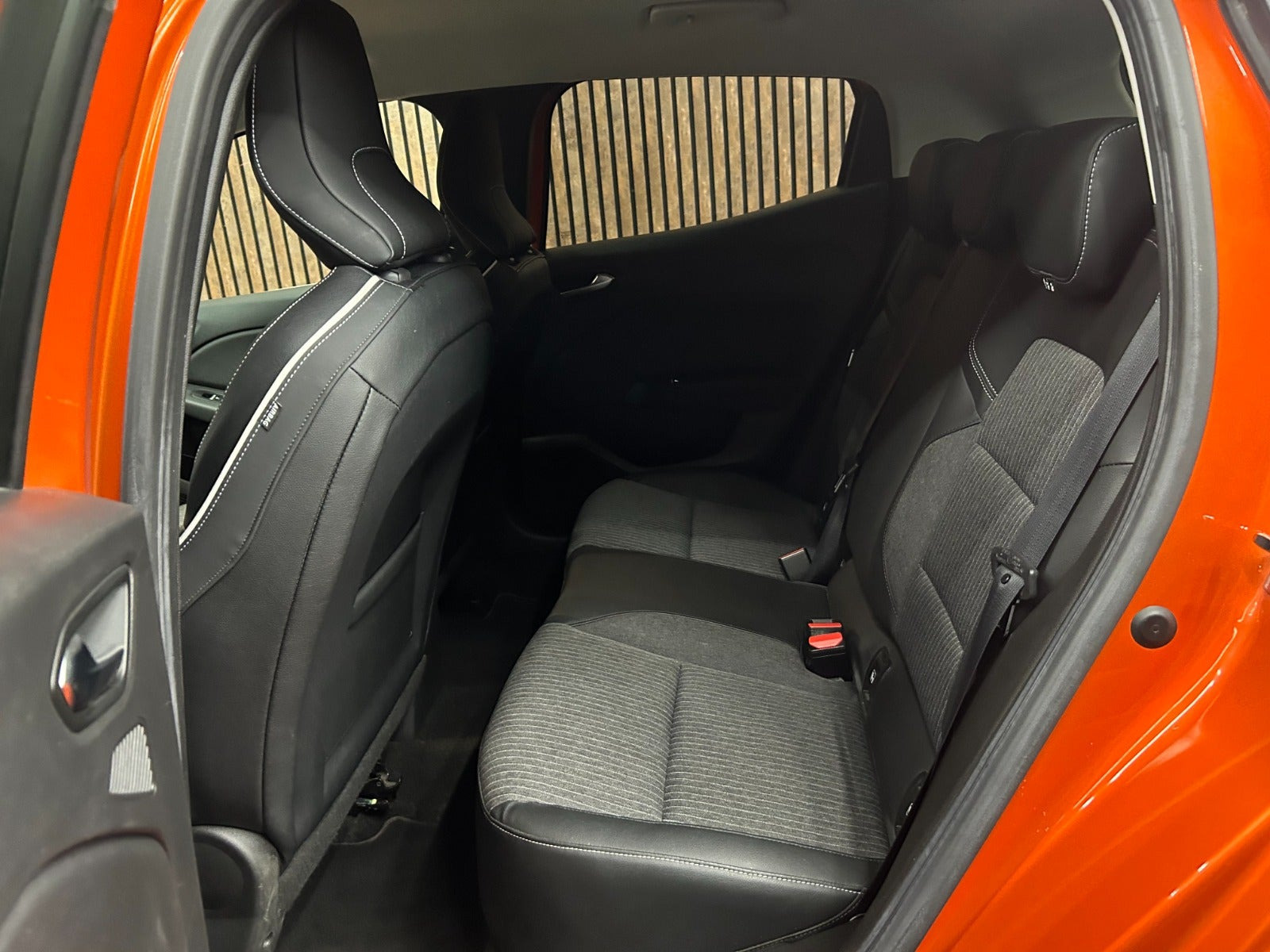 Orange Renault Clio V fra 2021