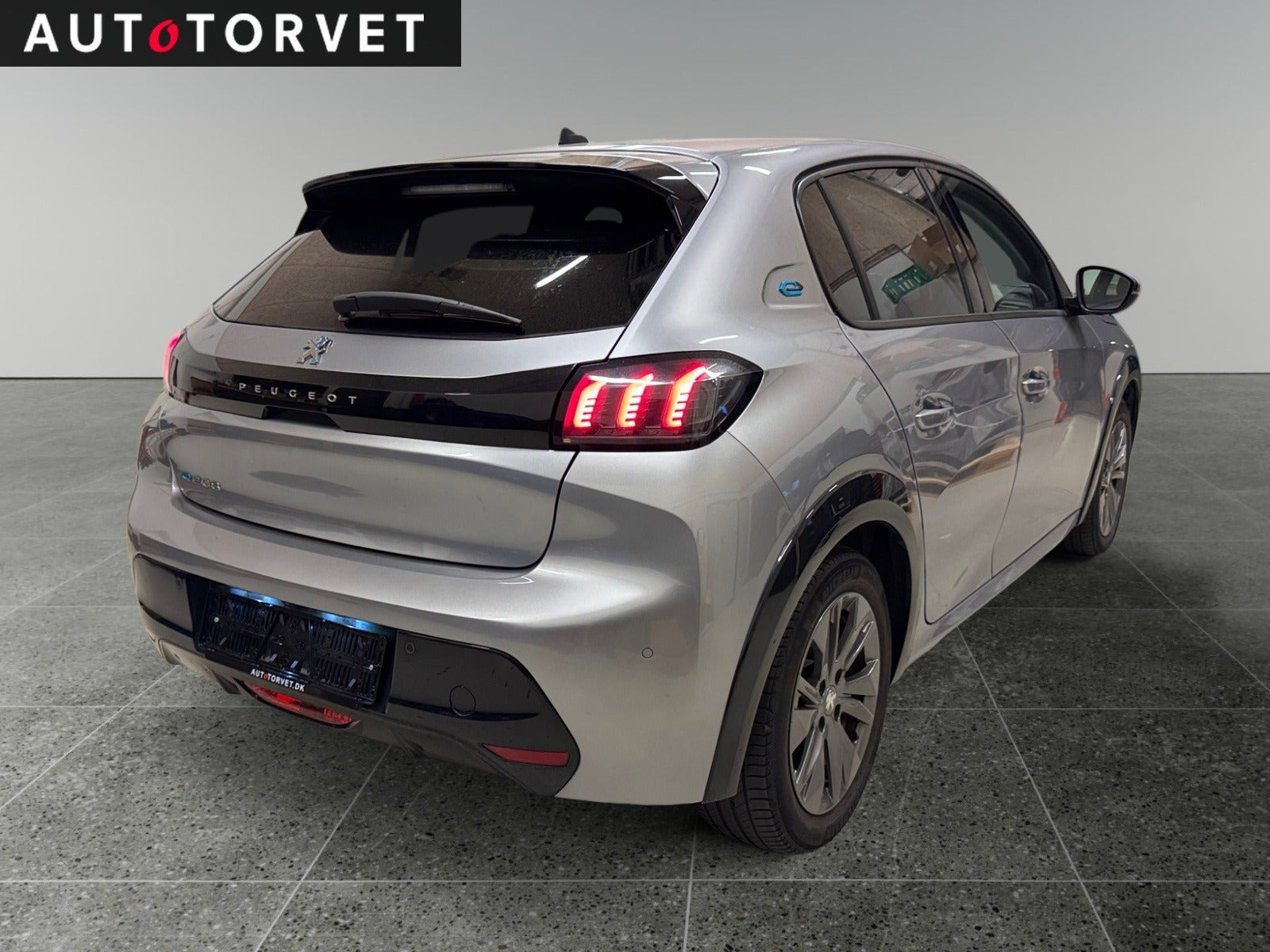 Grå Peugeot e-208 fra 2020