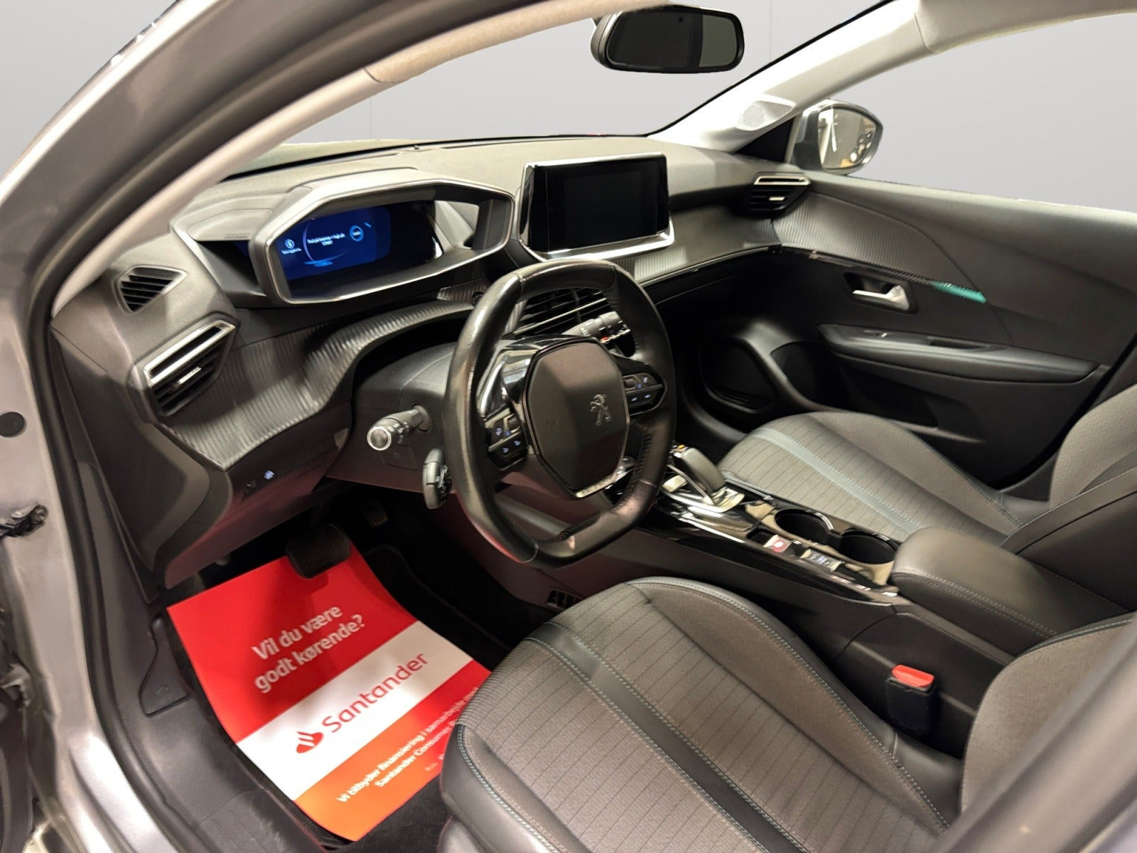 Grå Peugeot e-208 fra 2020