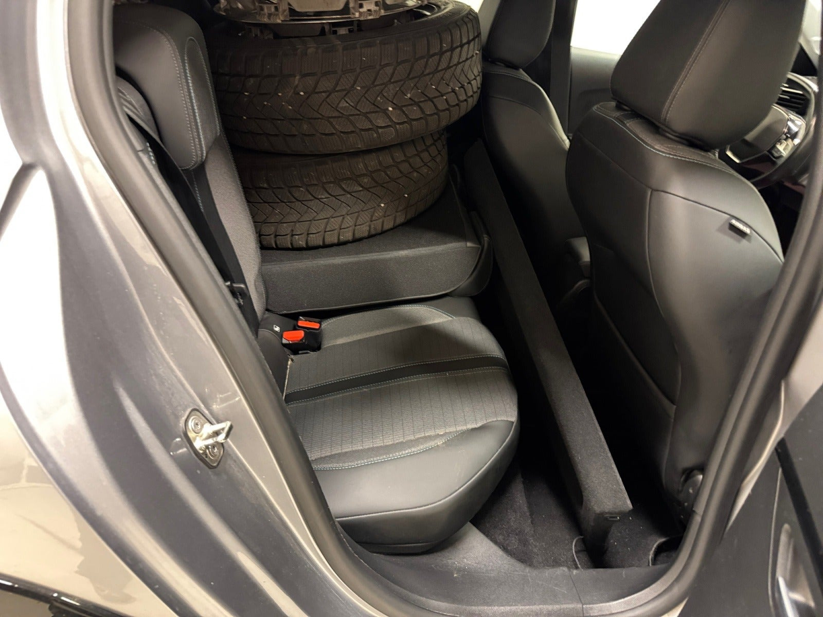 Grå Peugeot e-208 fra 2020