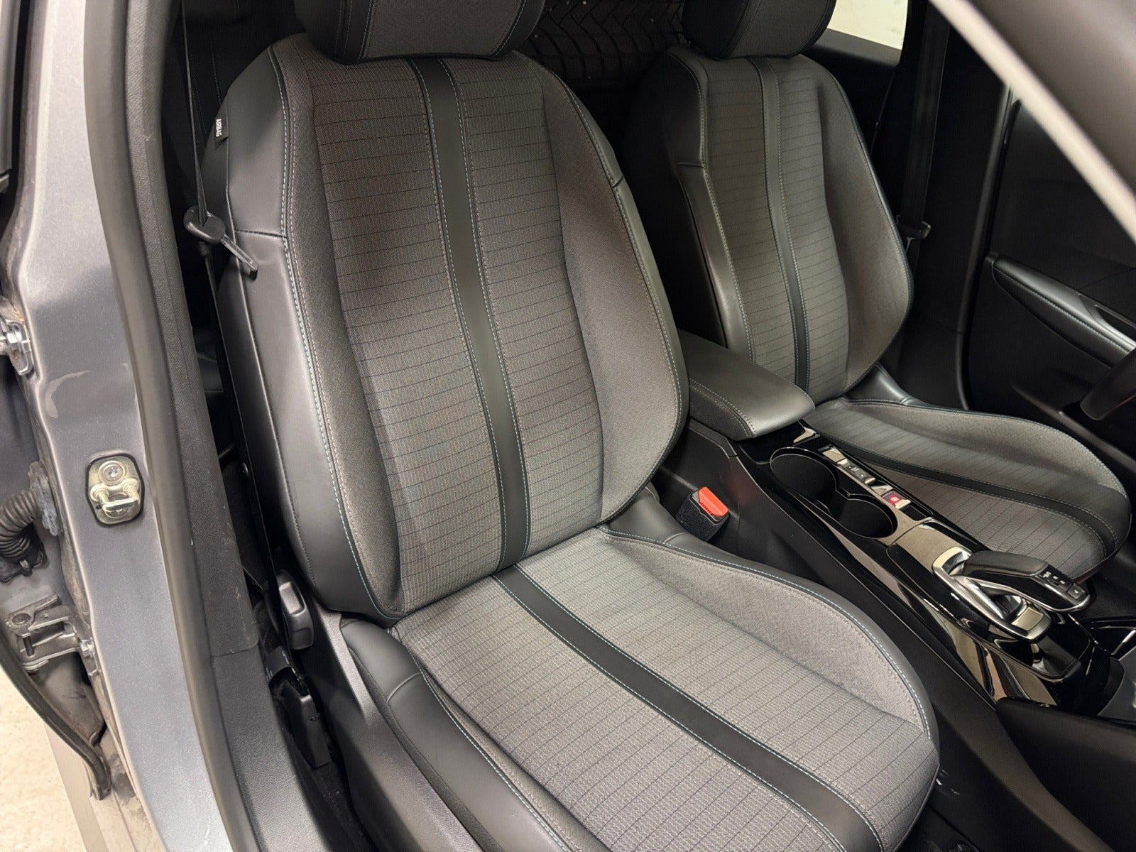 Grå Peugeot e-208 fra 2020