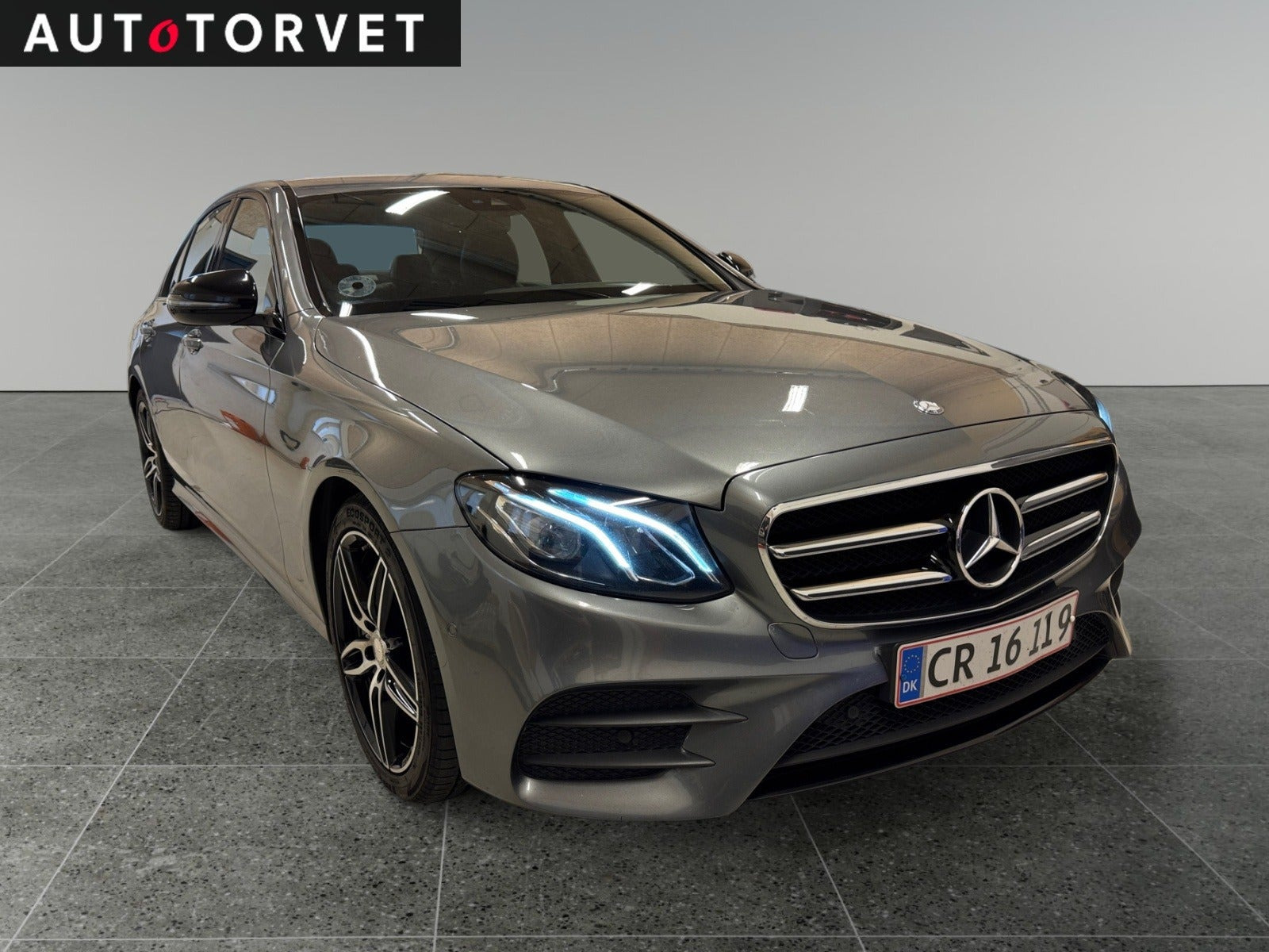 Grå Mercedes E350 d fra 2017