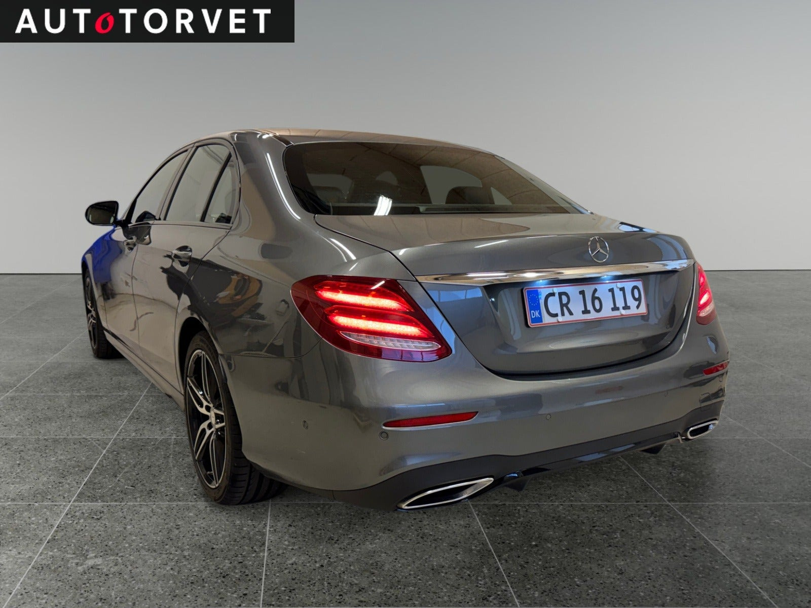Grå Mercedes E350 d fra 2017