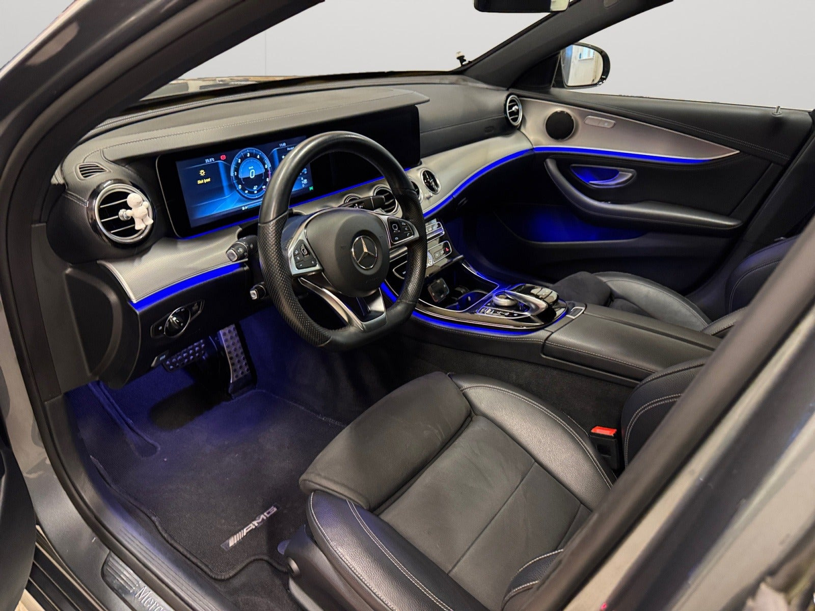 Grå Mercedes E350 d fra 2017