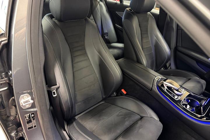 Grå Mercedes E350 d fra 2017