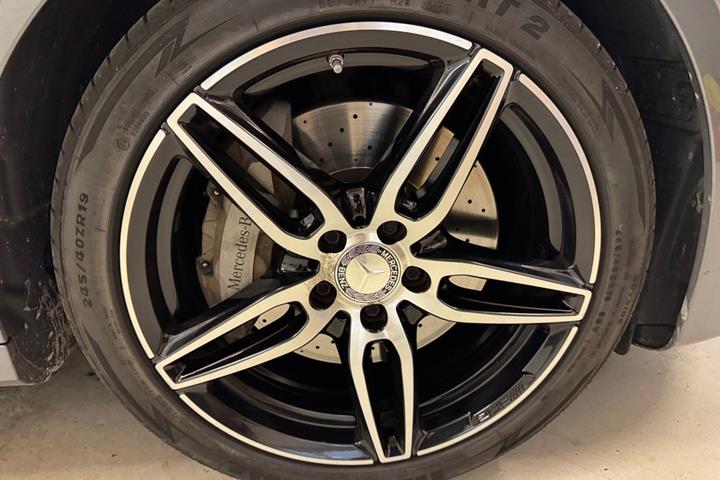 Grå Mercedes E350 d fra 2017