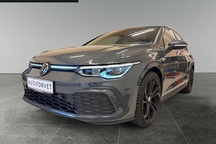 Grå VW Golf VIII fra 2021