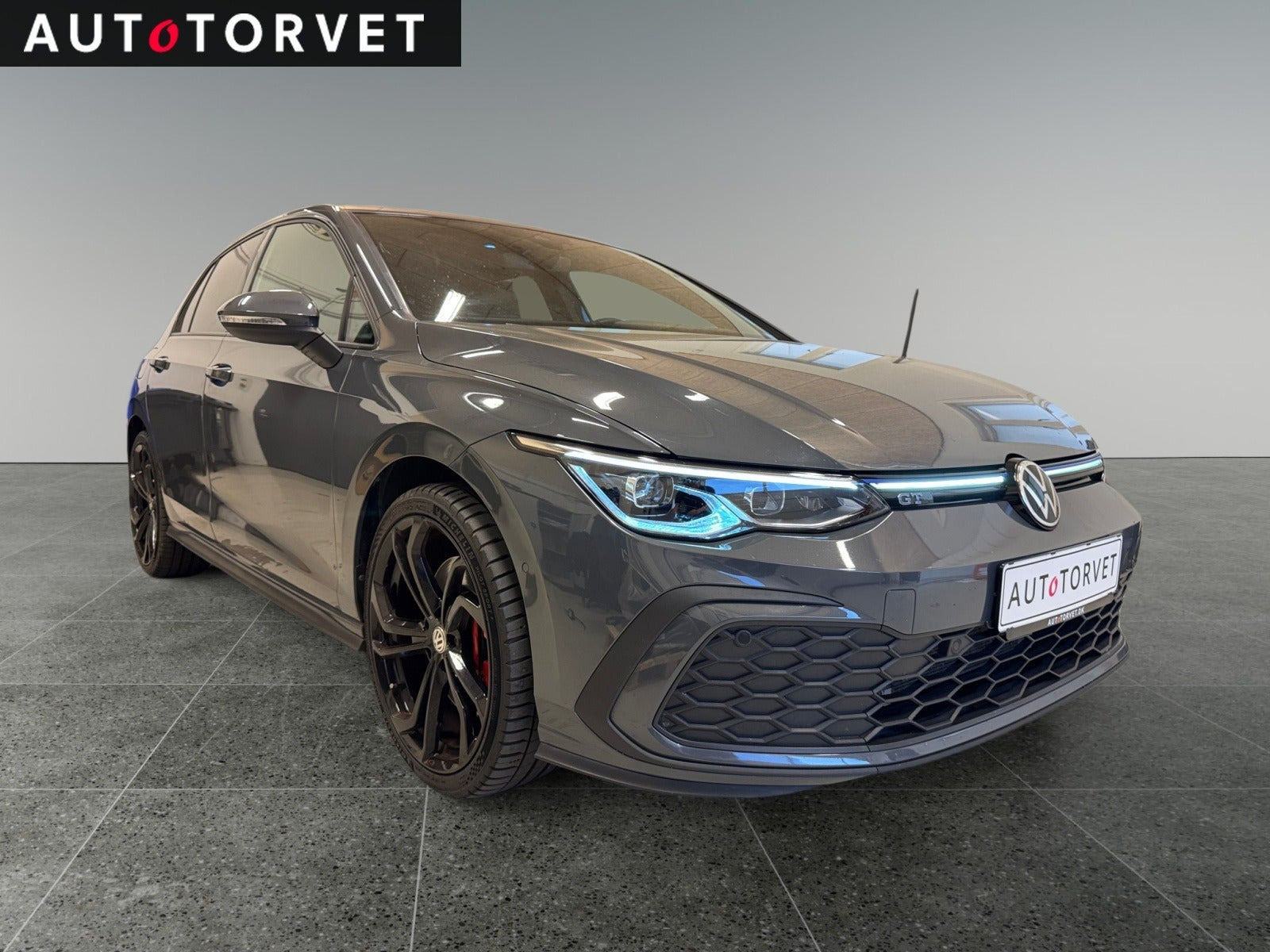 Grå VW Golf VIII fra 2021