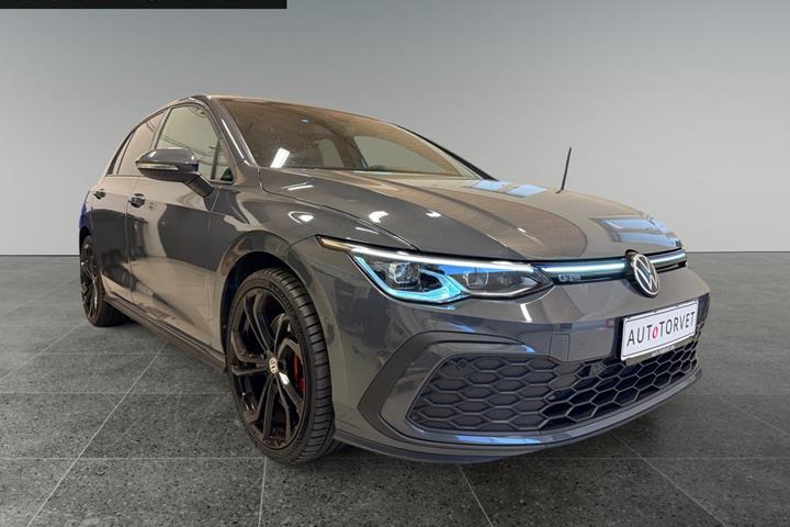 Grå VW Golf VIII fra 2021