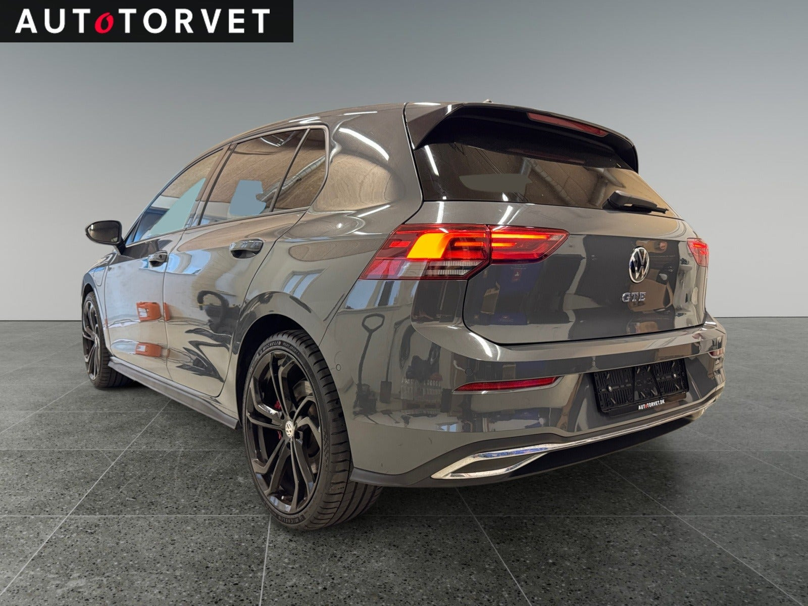 Grå VW Golf VIII fra 2021