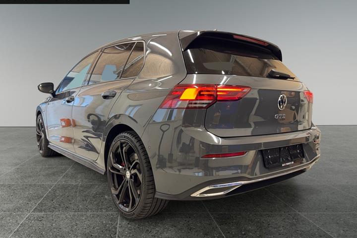 Grå VW Golf VIII fra 2021