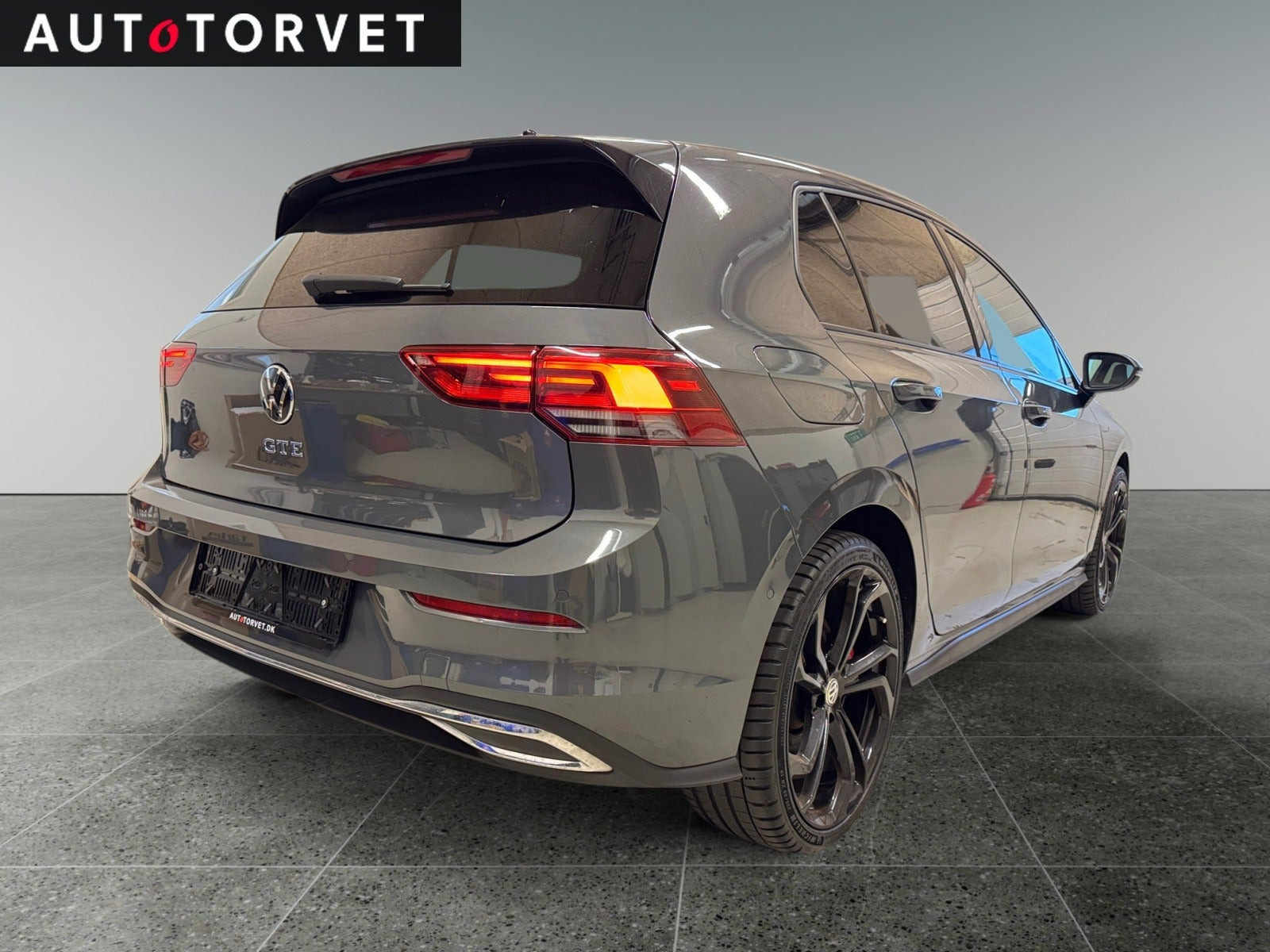 Grå VW Golf VIII fra 2021