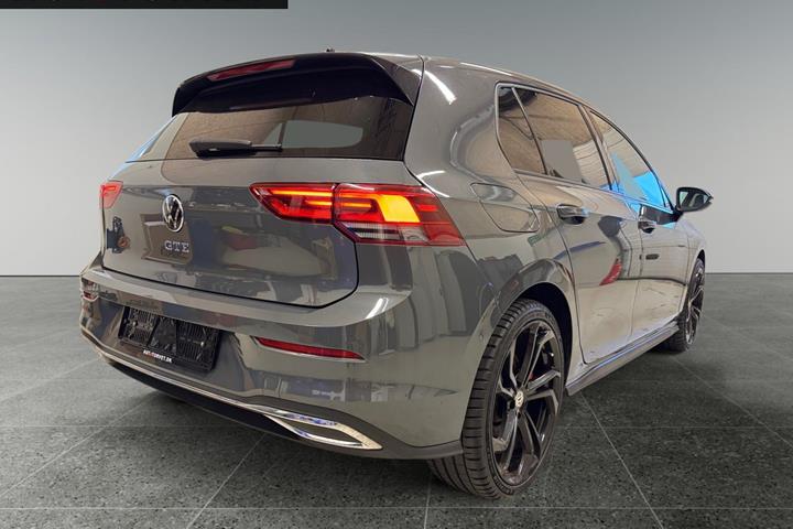 Grå VW Golf VIII fra 2021