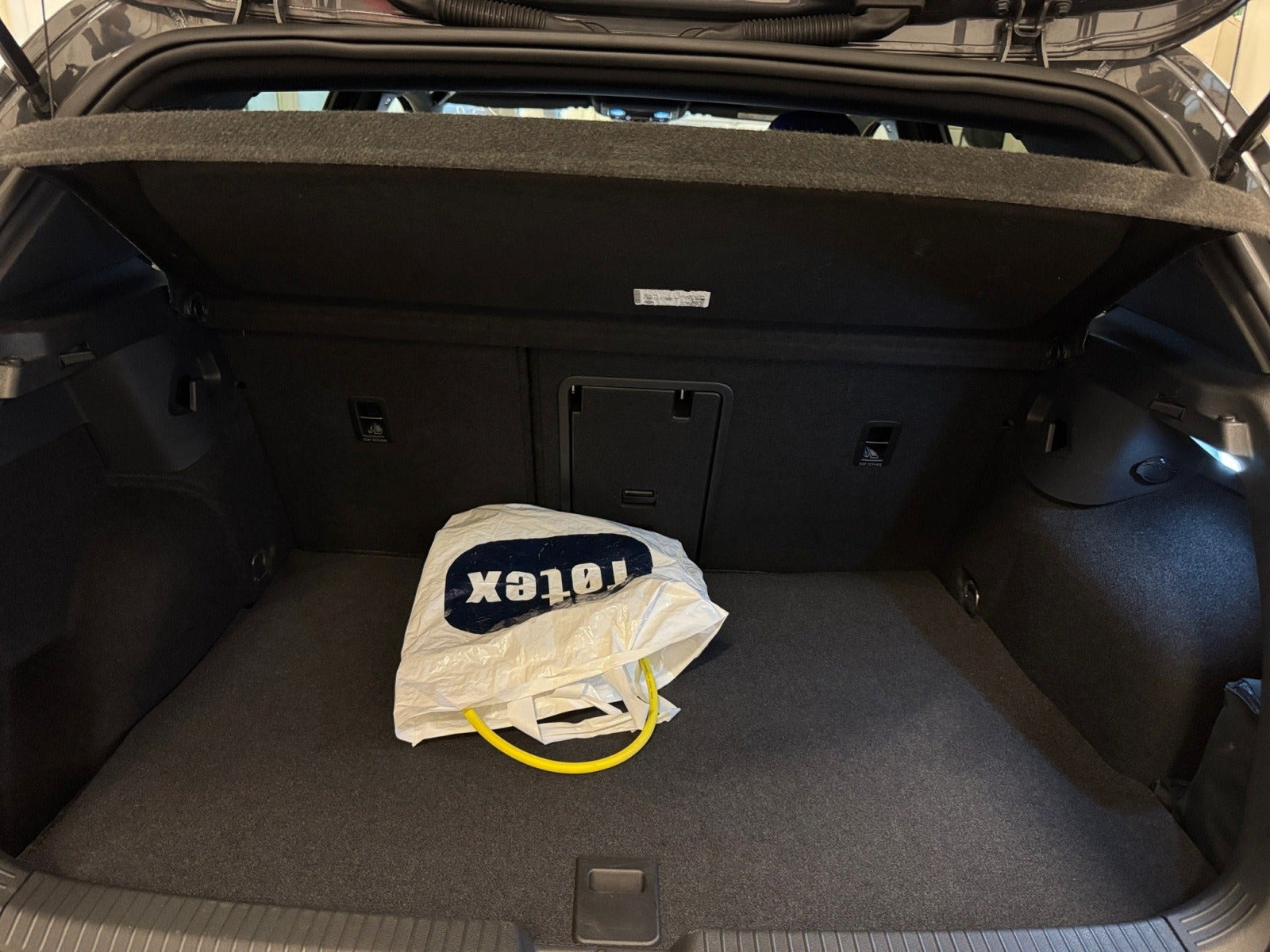 Grå VW Golf VIII fra 2021