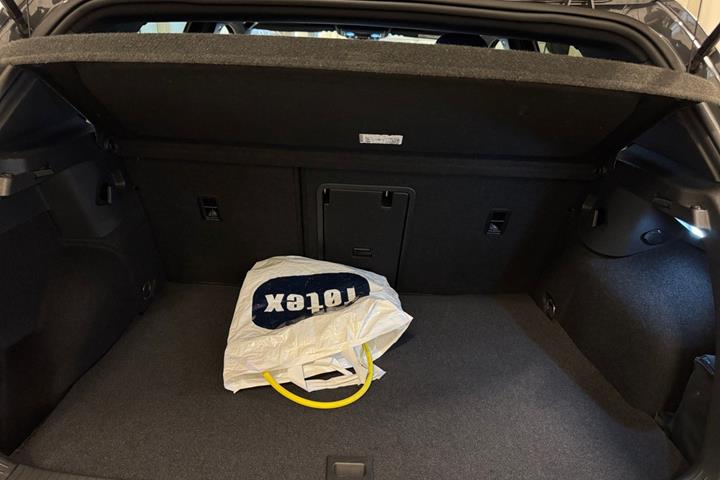 Grå VW Golf VIII fra 2021