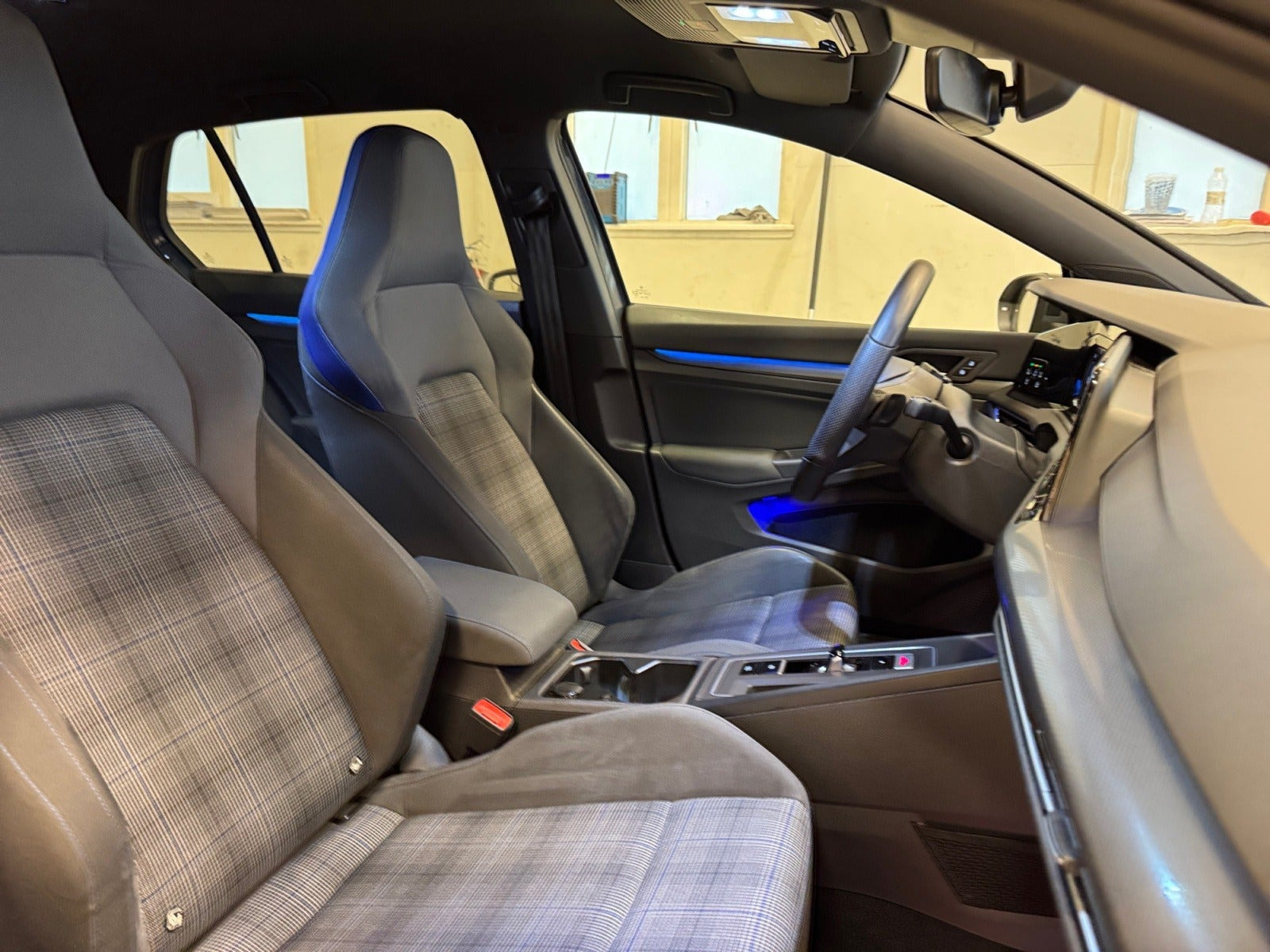 Grå VW Golf VIII fra 2021