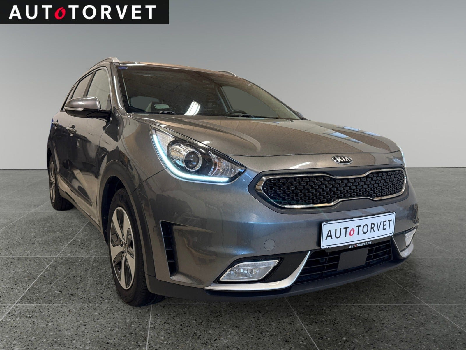 Grå Kia Niro fra 2017