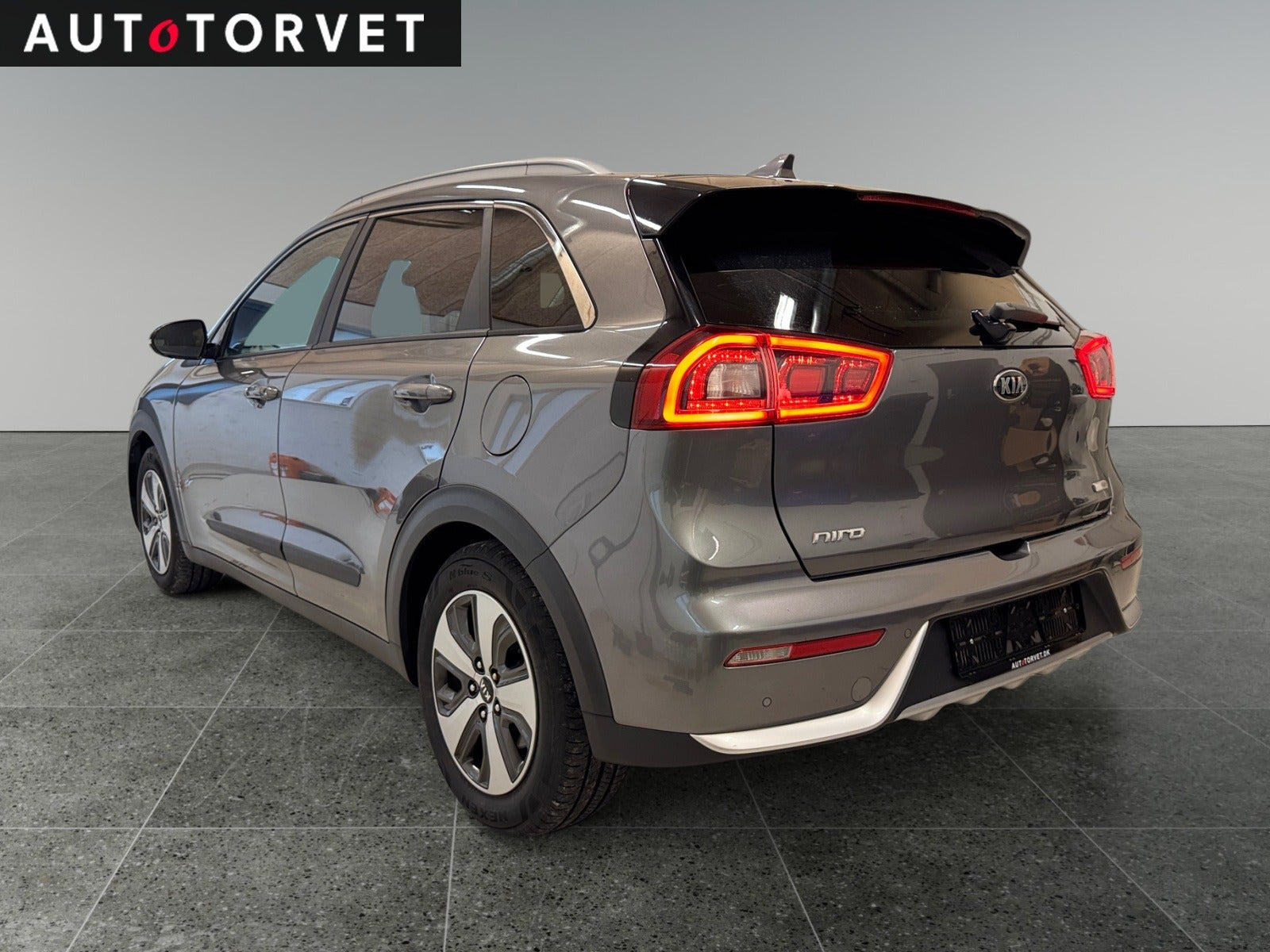 Grå Kia Niro fra 2017