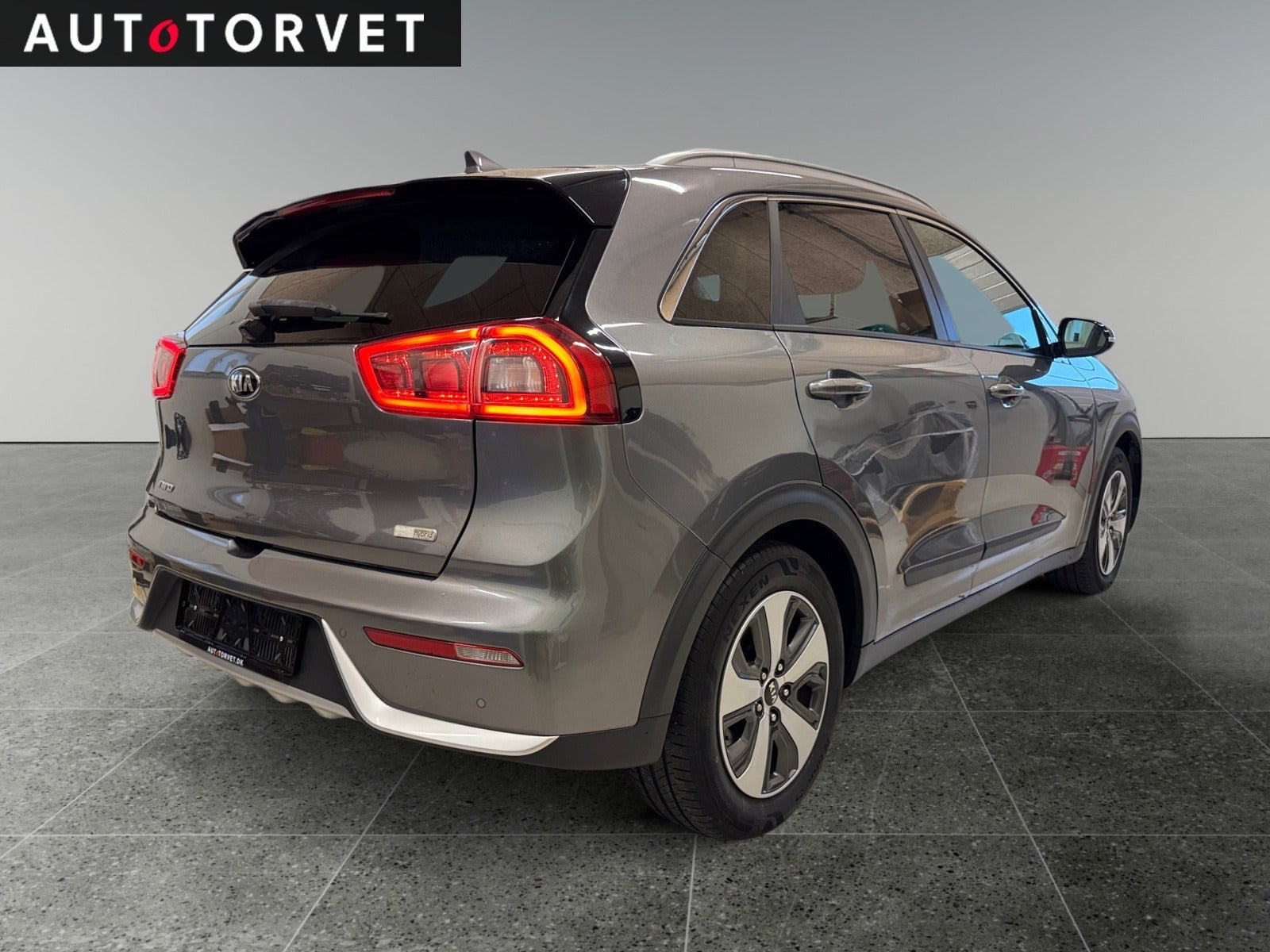 Grå Kia Niro fra 2017
