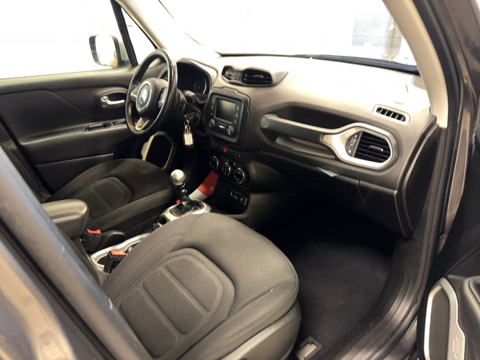 Grå Jeep Renegade fra 2017