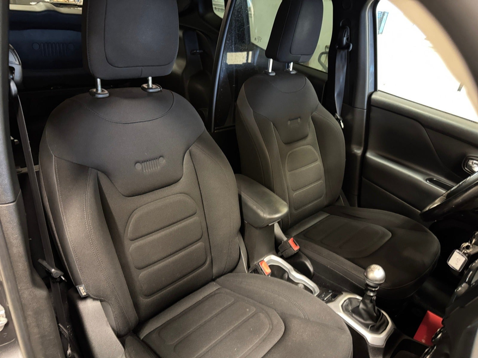 Grå Jeep Renegade fra 2017