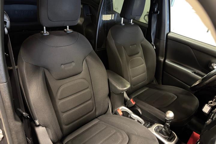 Grå Jeep Renegade fra 2017