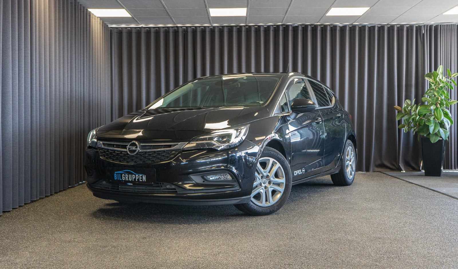 Sort Opel Astra fra 2017