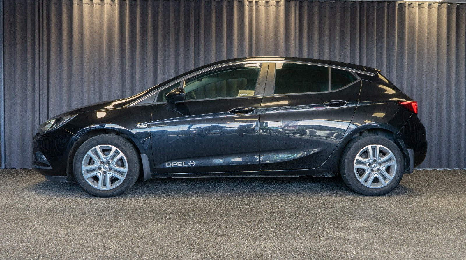 Sort Opel Astra fra 2017