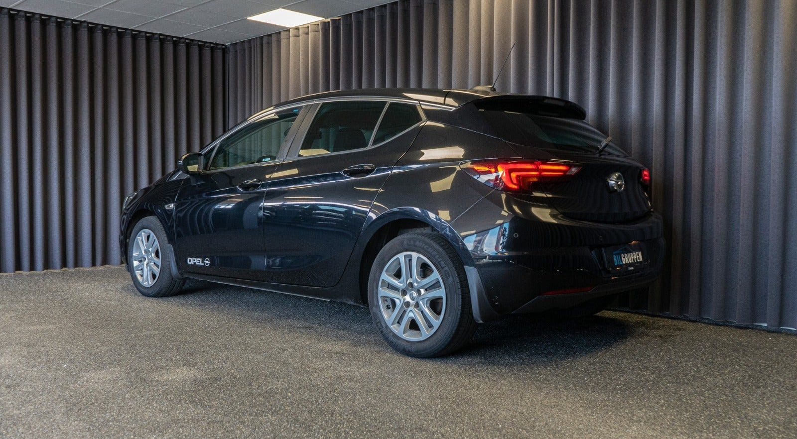 Sort Opel Astra fra 2017