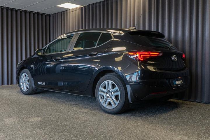 Sort Opel Astra fra 2017