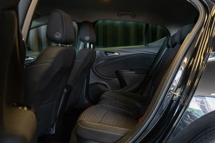 Sort Opel Astra fra 2017