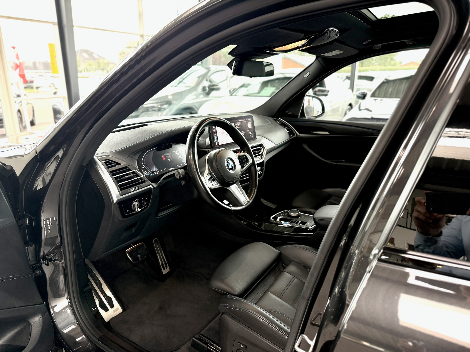 Grå BMW iX3 fra 2023