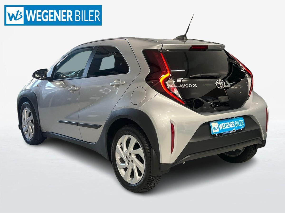 Sølv Toyota Aygo X fra 2022