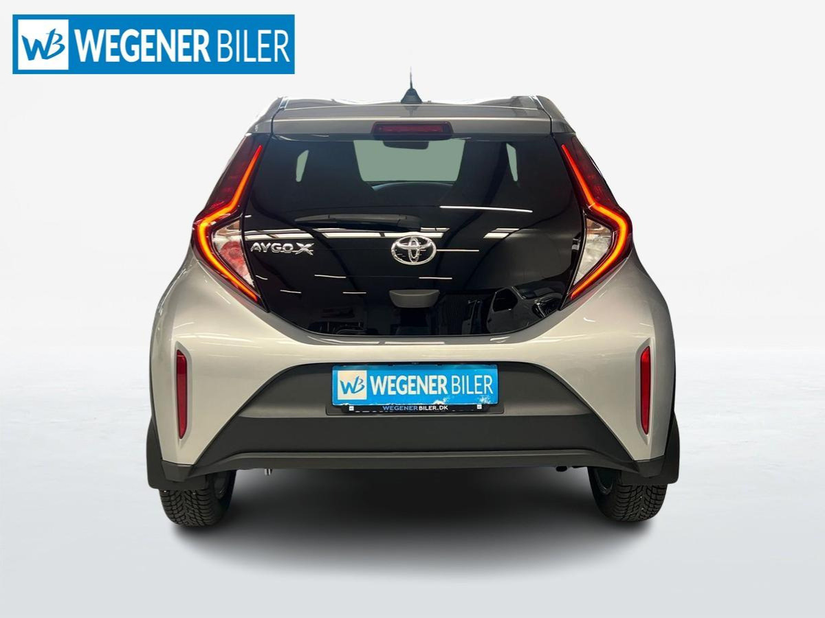 Sølv Toyota Aygo X fra 2022