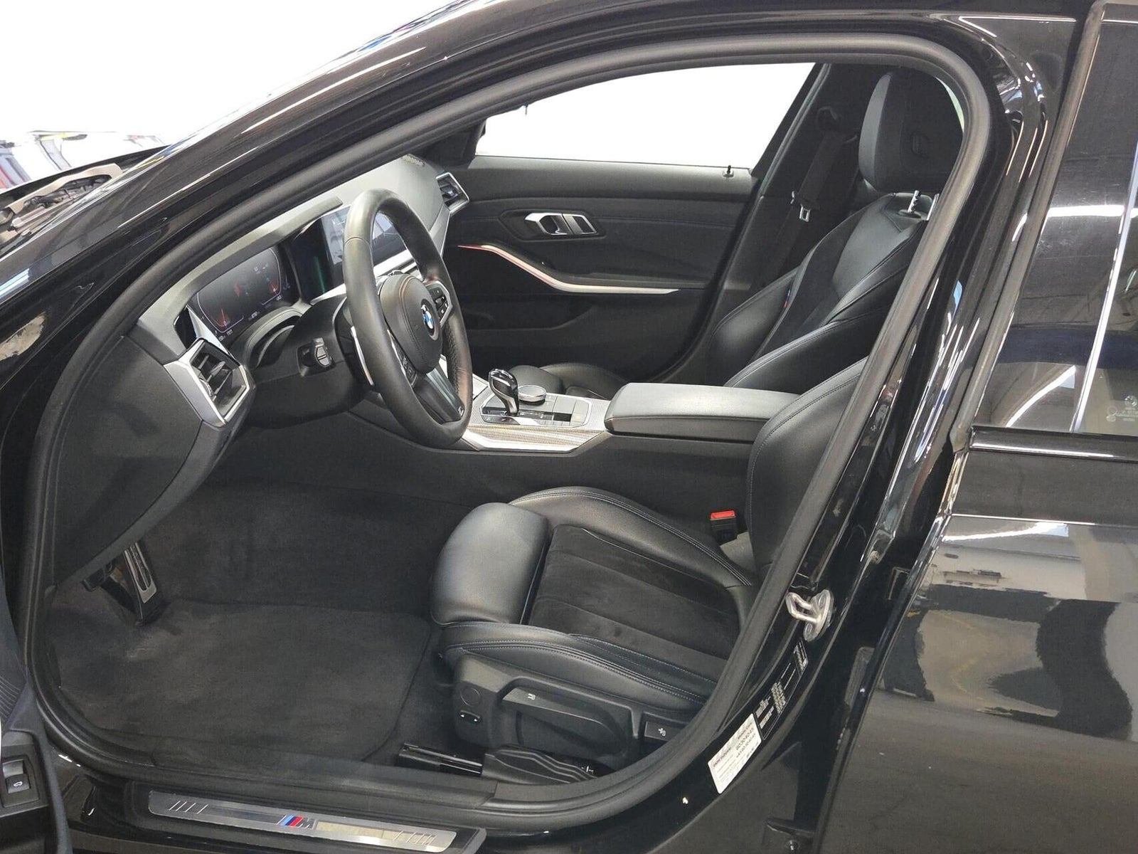 Sort BMW 330i fra 2020