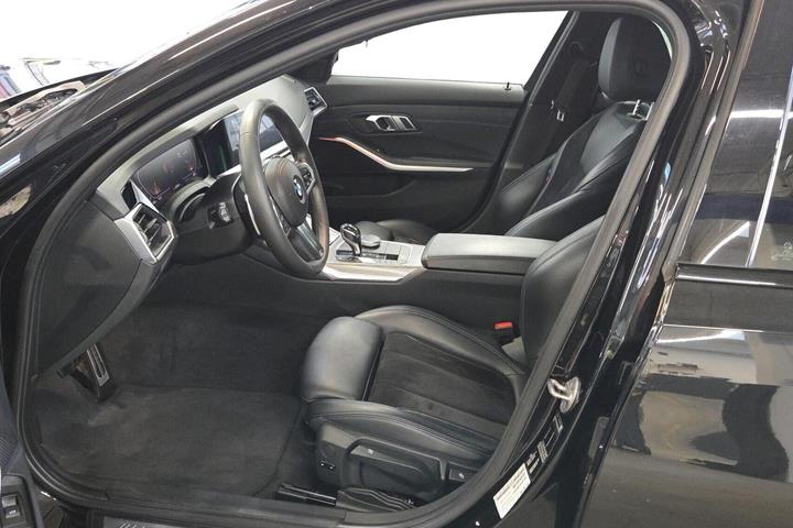 Sort BMW 330i fra 2020